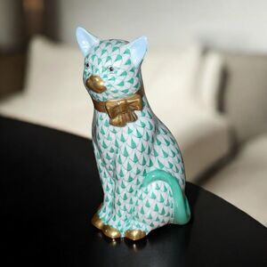 Herend Sitting Cat with Bow Fishnet Mint Green Gold Trim